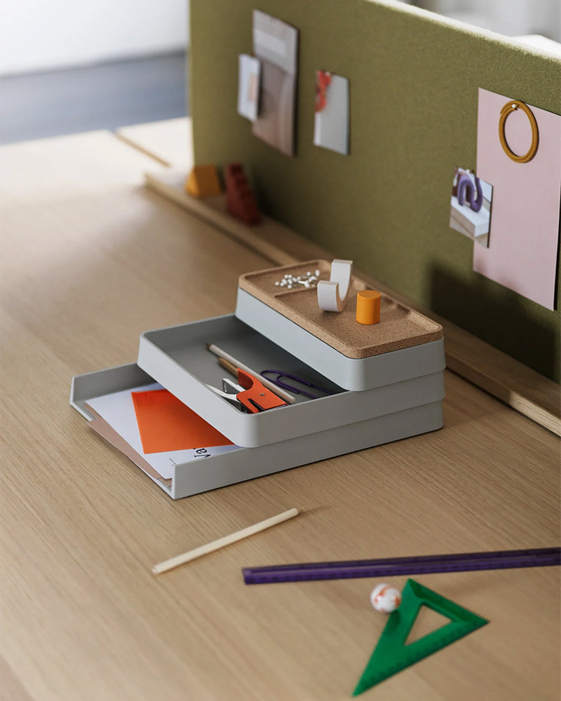 Arrange grå bakke til skrivebord fra Muuto til opbevaring, med låg i kork og frisørudstyr
